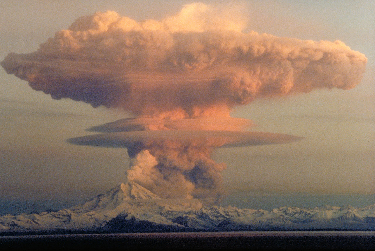 Приклад плінієвого виверження — виверження вулкана Редаута у 1990 році. R. Clucas / Wikimedia Commons