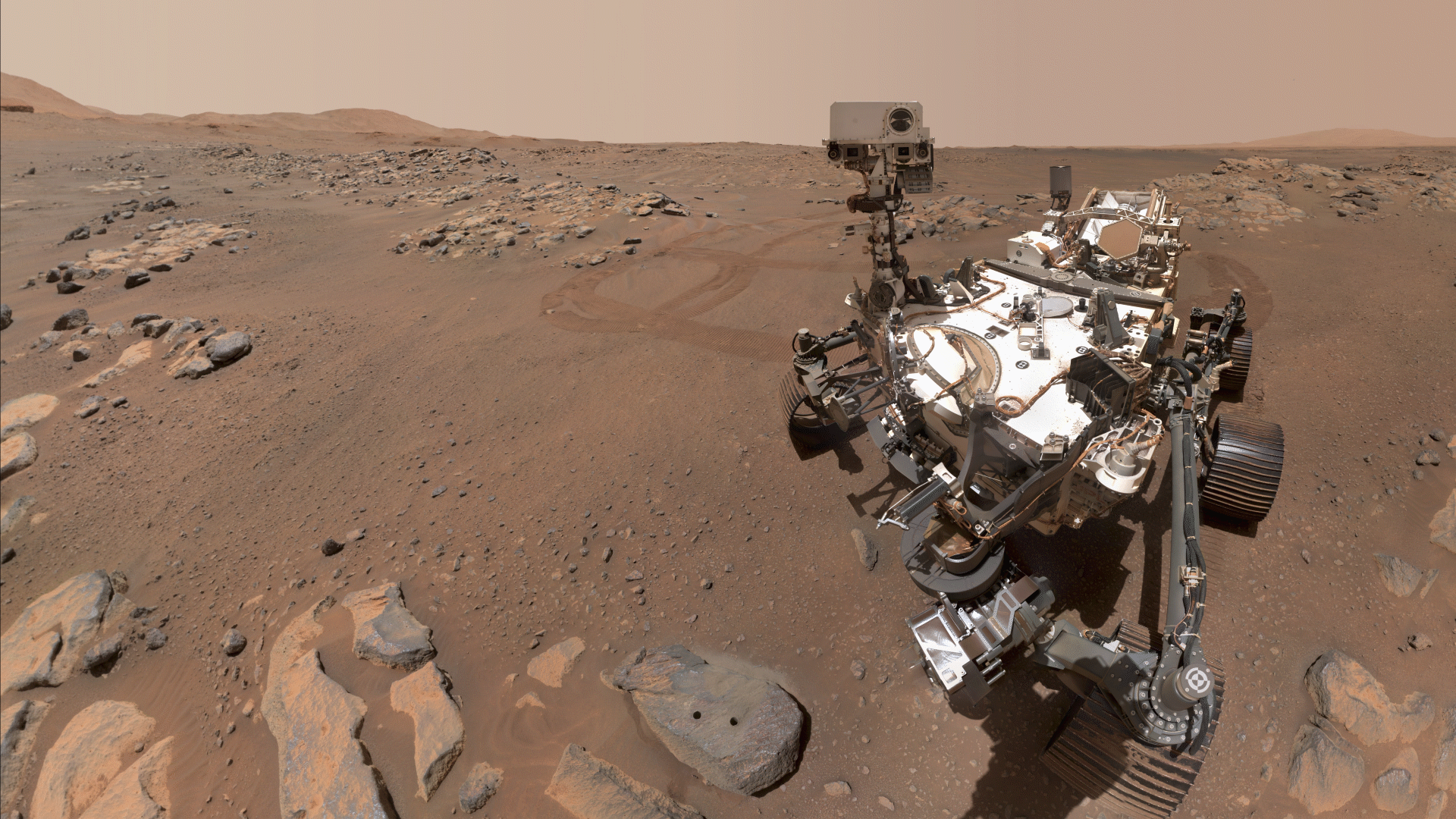 «Персеверанс» дивиться на марсіанський камінь, з якого йому вдалося взяти зразки породи. Їх повернуть на Землю для дослідження. Валун до речі назвали Rochette. NASA / JPL-Caltech / MSSS
