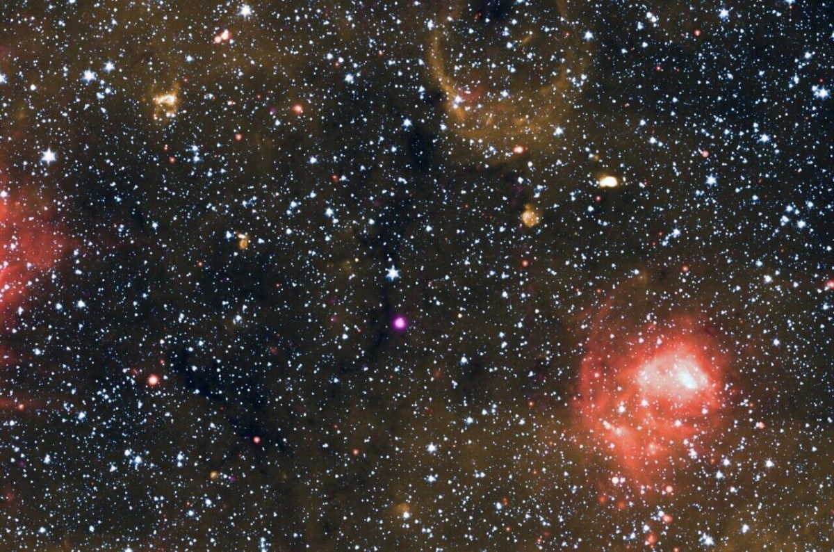 Магнітар в рентгенівських променях «Чандра»&amp;nbsp;(фіолетовий у центрі зображення) в поєднанні з даними телескопів «Спітцер»&amp;nbsp;та WISE / NASA/JPLCalTech/Spitzer, NASA/CXC/Univ. of West Virginia/H. Blumer