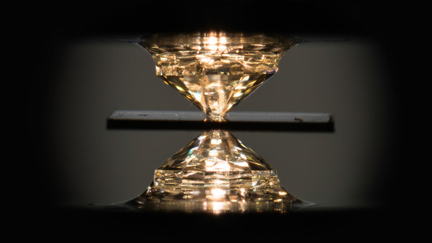 Сполука водню з вуглецем і сіркою між парою алмазних ковадл, надпровідність у якій вдалося досягнути за кімнатної температури — 15 градусів Цельсію. J. Adam Fenster / University of Rochester