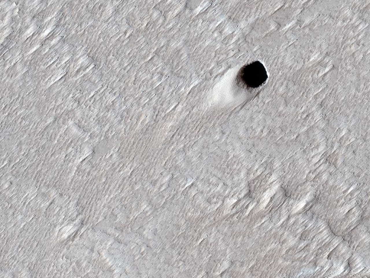 Лавова трубка на Марсі близ гори Арсія. NASA / JPL / University of Arizona