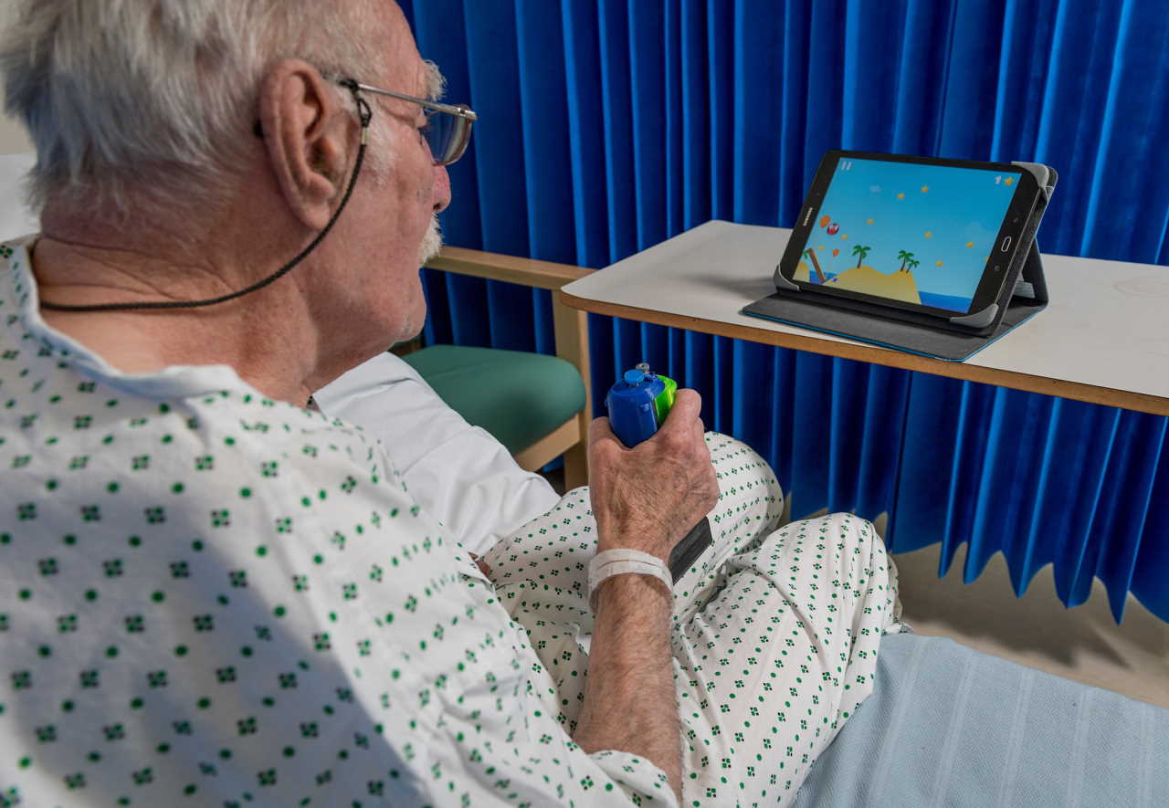 Пацієнт після інсульту випробовує пристрій GripAble. Imperial College London