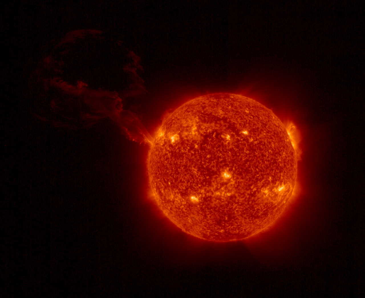 Це найбільше сонячне виверження, яке коли-небудь спостерігалося на одному зображенні разом із повним сонячним диском. Solar Orbiter / EUI Team / ESA &amp;amp; NASA