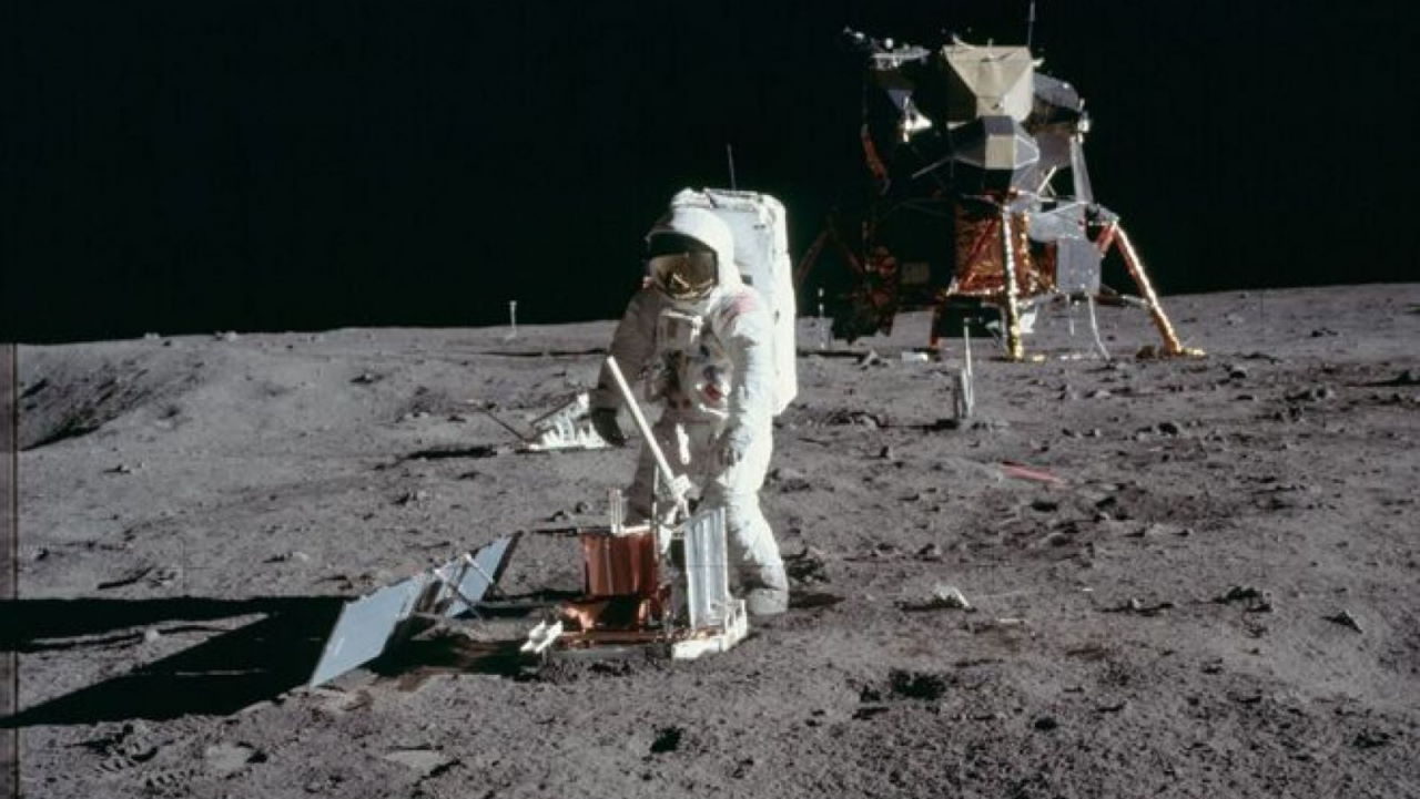 Пілот командного модуля «Аполлон-11» Едвін «Базз» Олдрін збирає зразки місячного ґрунту після приземлення на Місяць 20 липня 1969 року. NASA