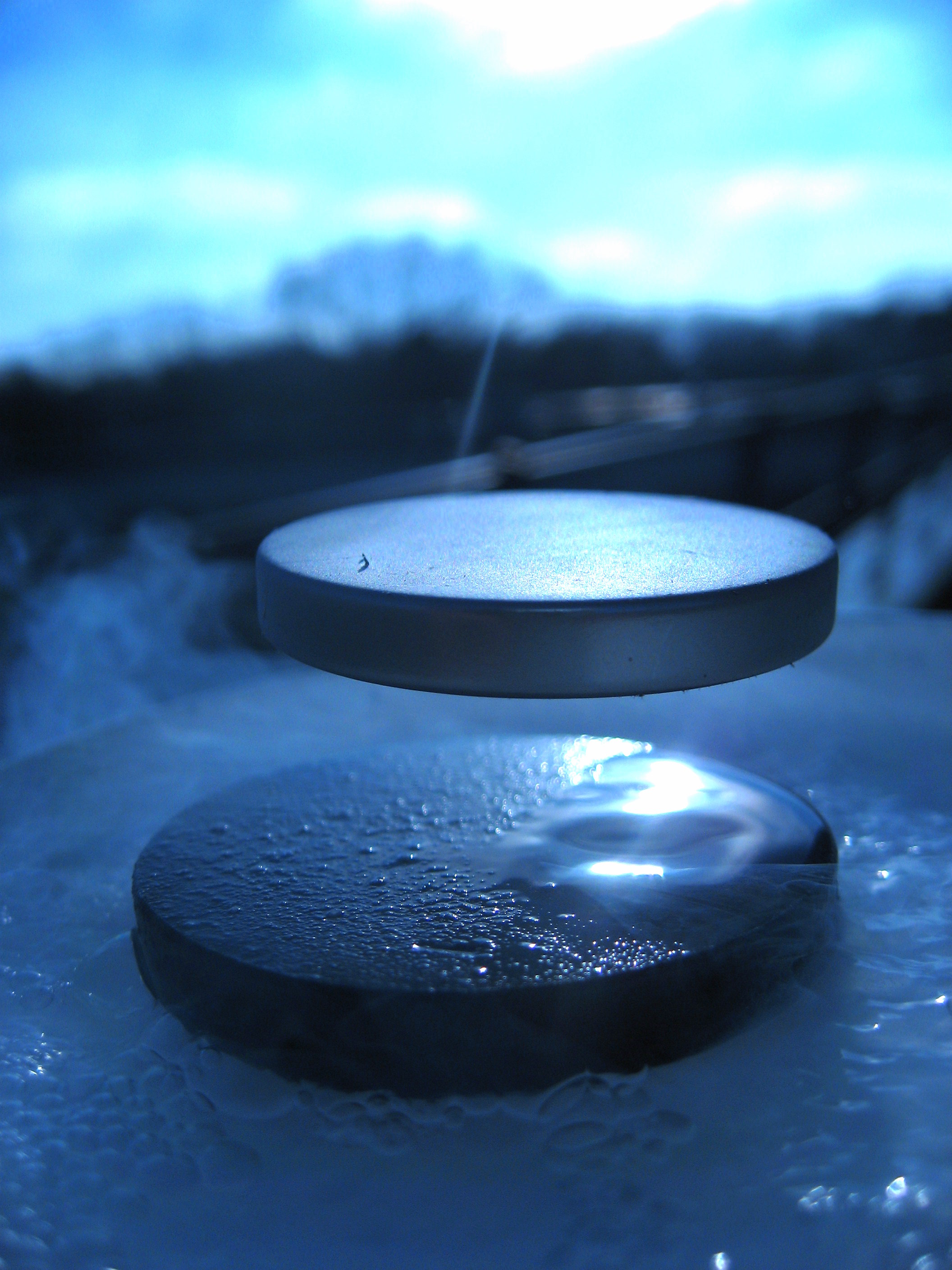 Левітація магніту над надпровідником купратного типу, охолодженим до мінус 196 градусів Цельсію. Julien Bobroff / Wikimedia Commons