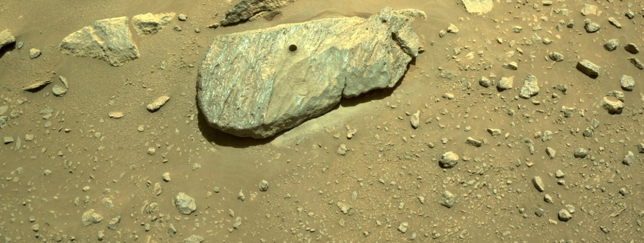 Фото каменя, з якого «Персеверанс» взяв зразок. NASA / JPL-Caltech