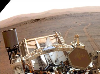 «Персеверанс» оглядається на свої колісні сліди 17 березня 2022 року, у 381-й марсіанський день місії. NASA / JPL-Caltech