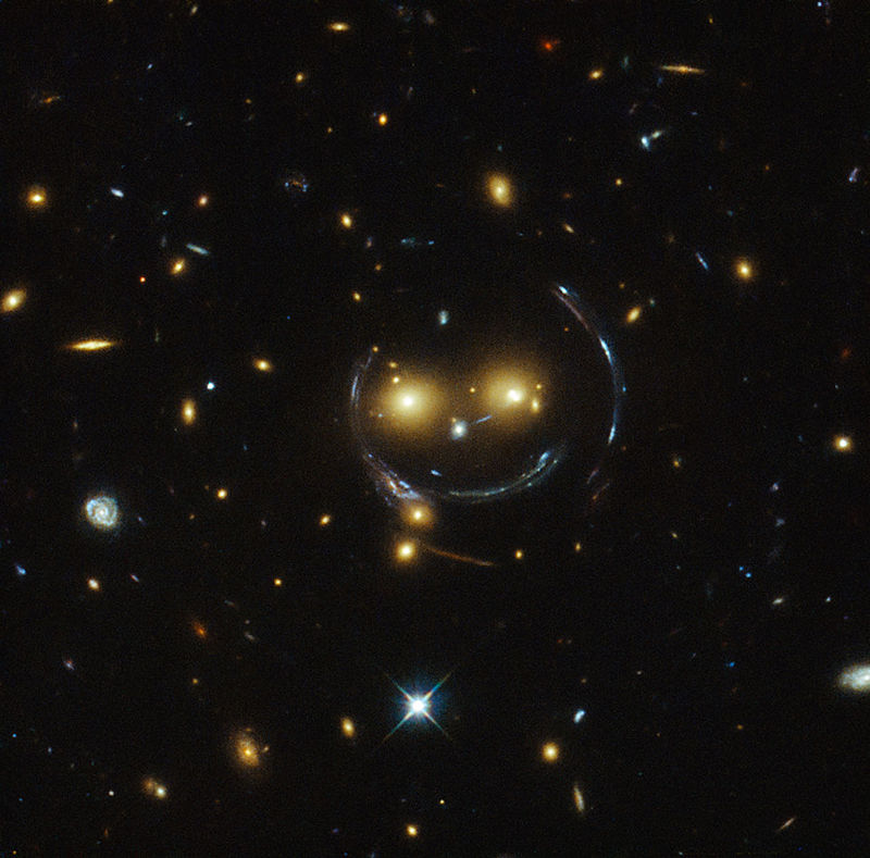 Скупчення галактик SDSS J1038 + 4849 та гравітаційне лінзування. NASA, ESA / Wikimedia Commons