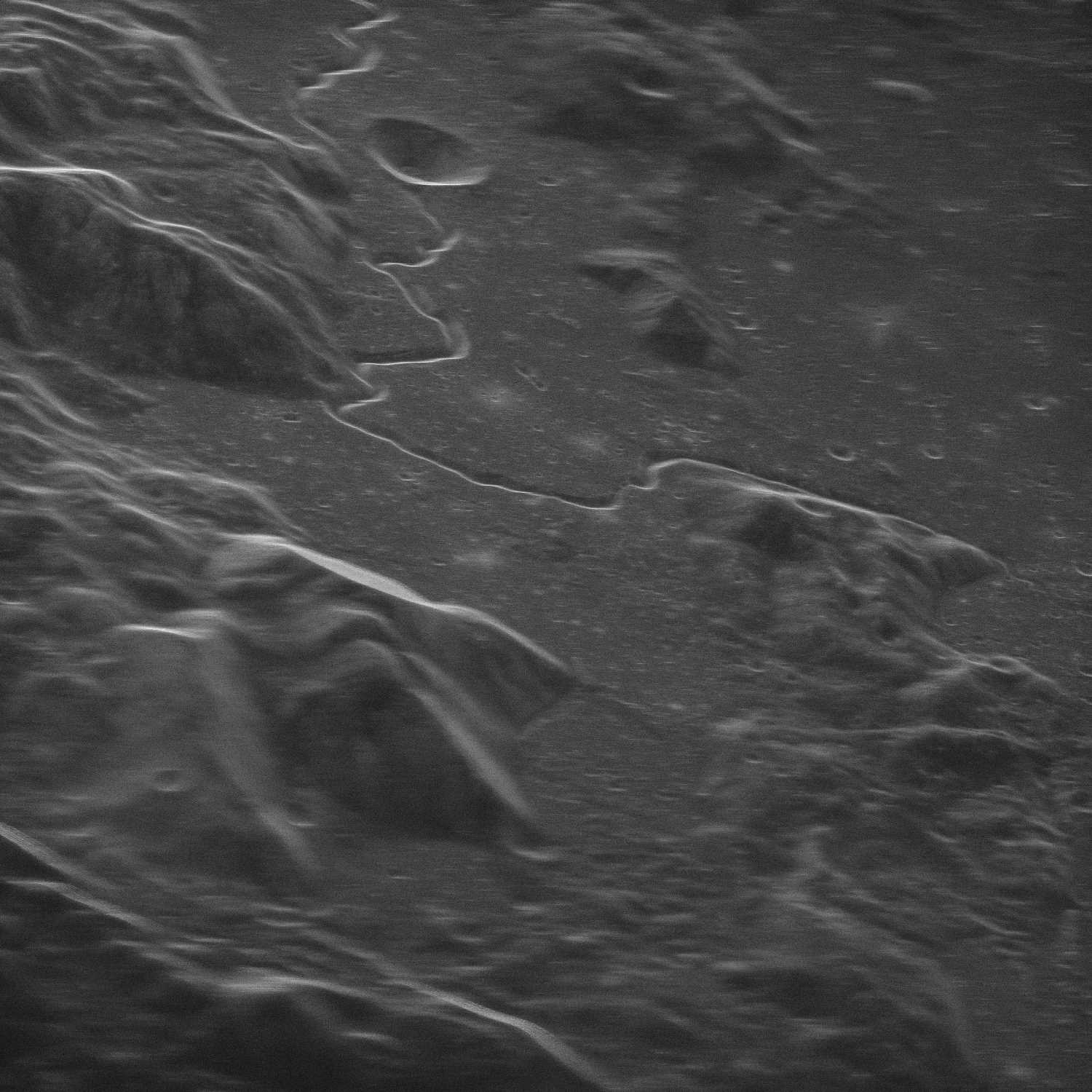 Радіолокаційне зображення місця висадки «Аполлона-15» в 1971 році. Висока роздільна здатність дозволяє побачити структури завдовжки лише у 5 метрів. Так, діаметр кратера у верхній частині зображення складає 6 метрів. Змієподібна структура називається Хадлі Рілл (Hadley Rille). Цей канал утворився в результаті давньої вулканічної діяльності та ймовірно, насправді є обваленою лавовою трубкою. NRAO/GBO/Raytheon/NSF/AUI