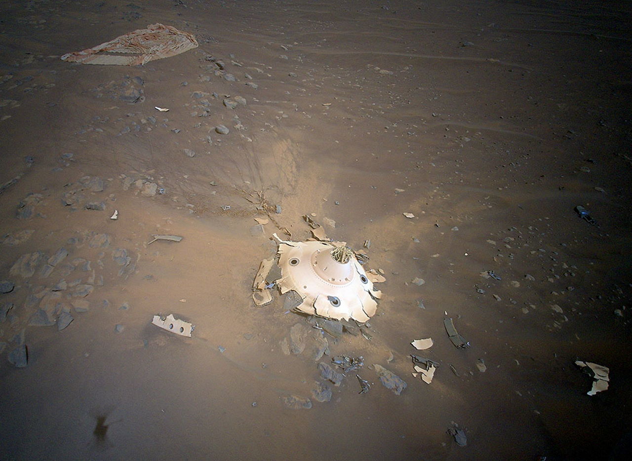 Фото захисного кожуха і парашута «Персеверанс», яке було зроблено дроном NASA Ingenuity Mars під час його 26-го польоту 19 квітня 2022 року, JPL-Caltech / NASA