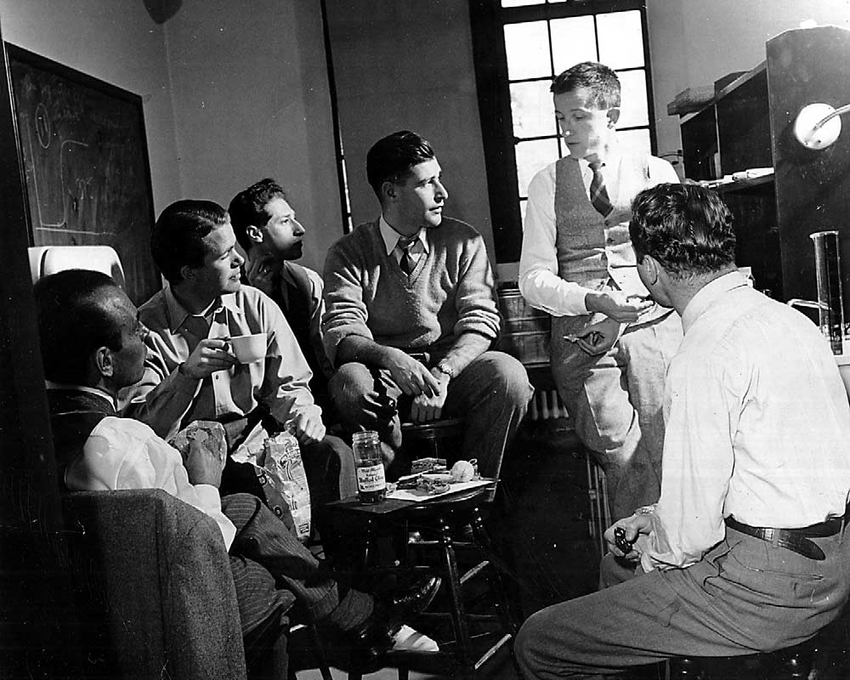 &amp;nbsp;Макс Дельбрюк та деякі члени Фагової групи, 1949 рік. Caltech Archives