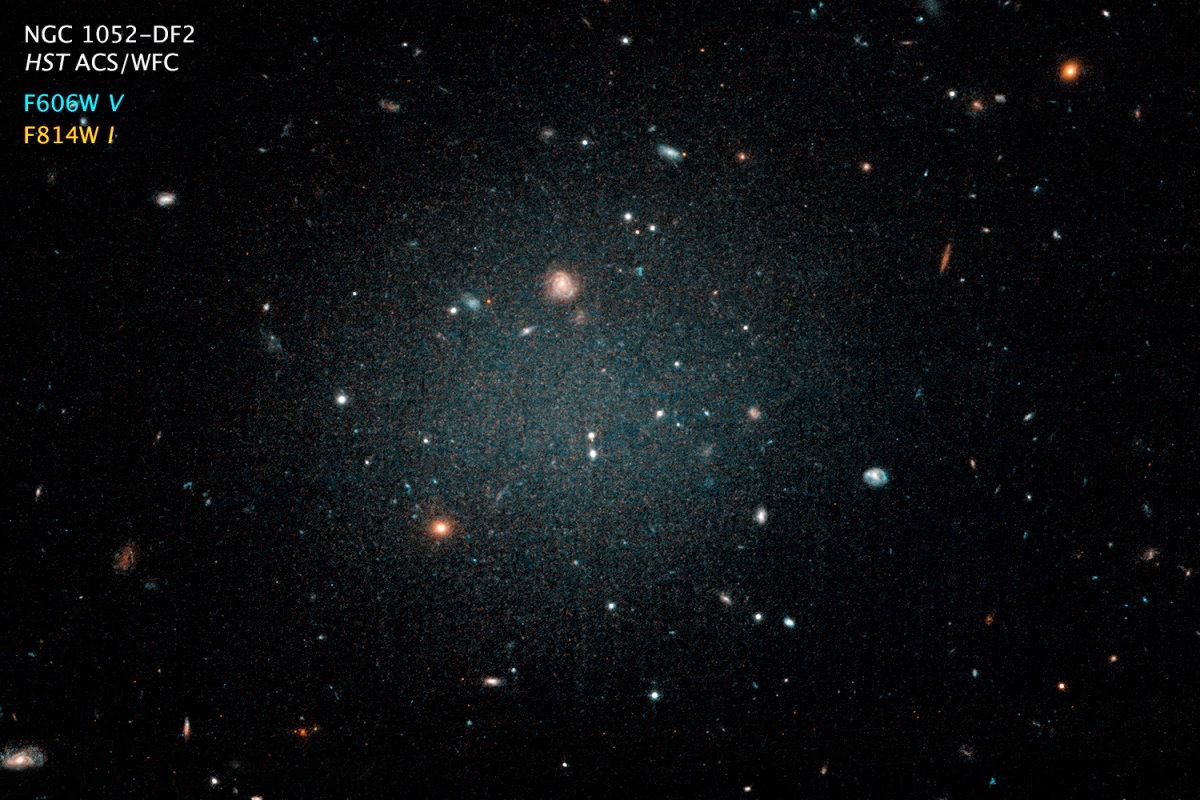Знімок галактики NGC1052 – DF2, зроблений «Габблом». NASA, ESA, Pieter van Dokkum / New Atlas&amp;nbsp;&amp;nbsp;