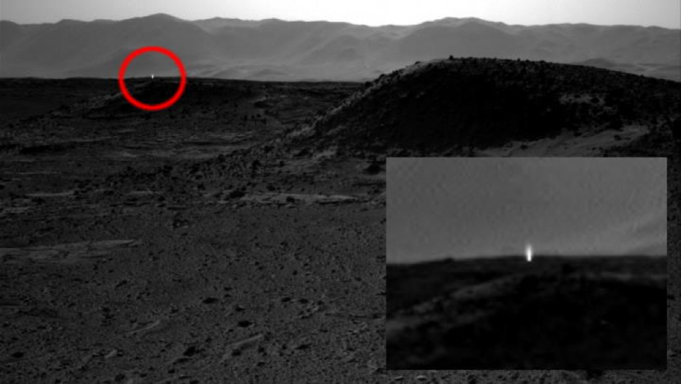 На цій світлині кратера Ґейл помітна деталь, що нагадує дивне світло вдалині. Марсіани надсилають сигнал? Насправді, на місцевості, яка зафіксована на знімку, нічого немає. Це просто візуальний артефакт на зображенні, спричинений впливом космічних променів. NASA, JPL-Caltech, MSSS / Gizmodo