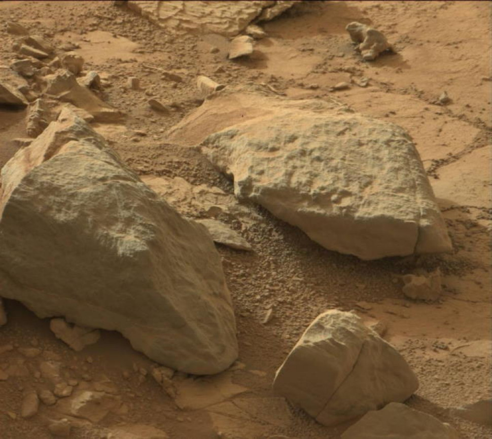 Схоже, у правому верхньому кутку цієї фотографії, зробленої ровером у 2013 році, гріється на сонці схожа на ігуану ящірка… Але ні, це просто камінь. NASA, JPL-Caltech, MSSS /  NASA Science Mars Exploration Program