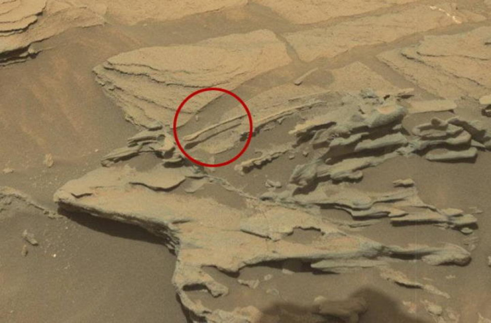 На світлині, зробленій «К'юріосіті» у серпні 2015 року, добре видно дивну «ложку», що ніби зависла у повітрі. Невже марсіани вирішили влаштувати пікнік та були змушені тікати, гублячи столове приладдя, коли їх помітив ровер? NASA, JPL-Caltech, MSSS /  NASA Science Mars Exploration Program&amp;nbsp;&amp;nbsp;