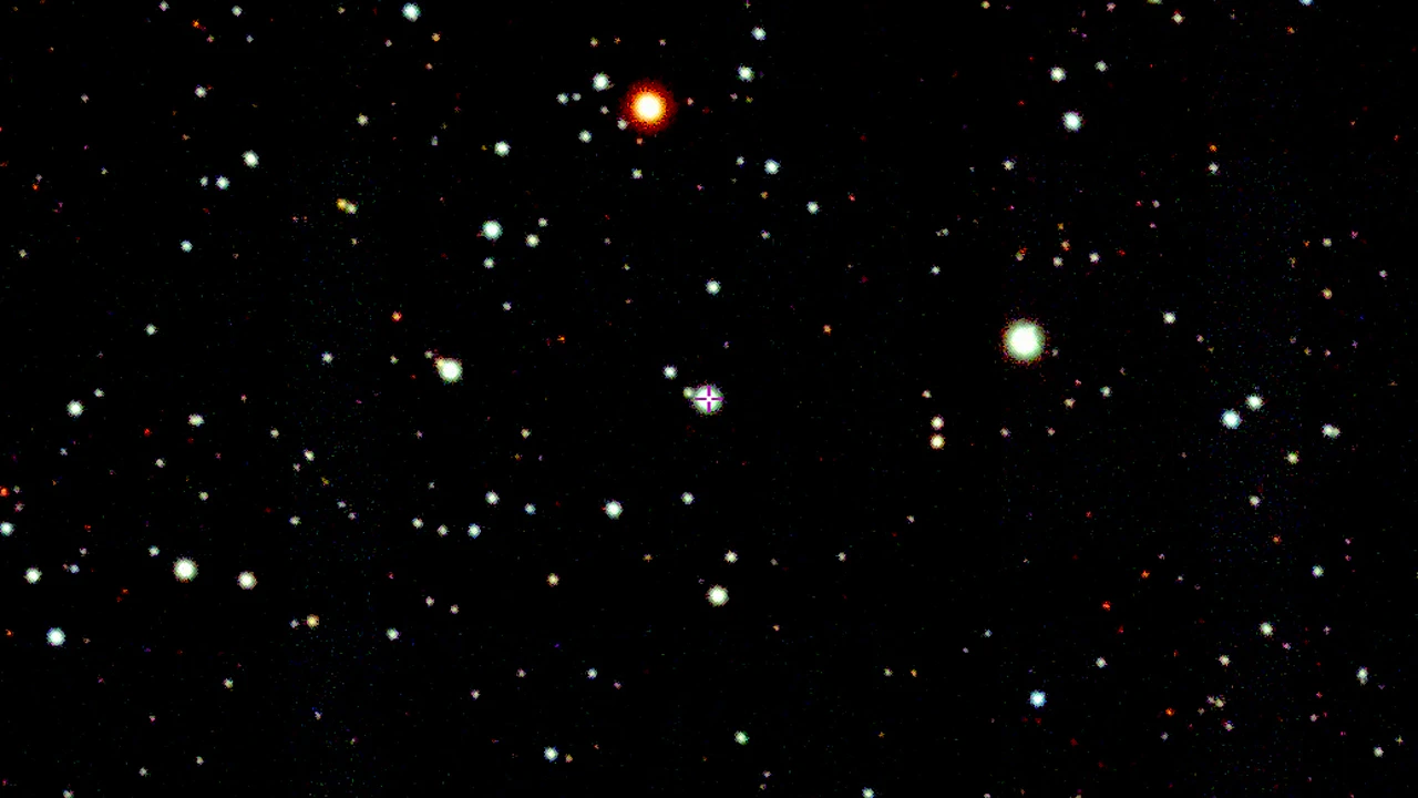 Зірка SMSS 2003–1142 (в центрі, з перехрестям) у південно-східному куті сузір'я Орла, недалеко від кордону з Козерогом та Стрільцем. Da Costa / SkyMapper